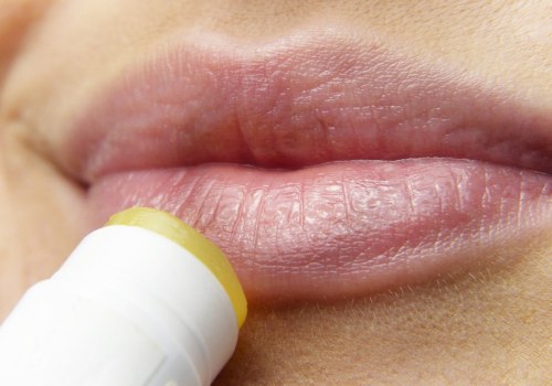 Cura della pelle da uomo: consigli essenziali per l'uso dei balsami per le labbra